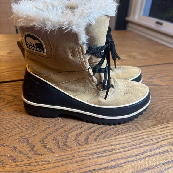 Sorel Tan and Black Fur-Lined Winter Boots - Picture 2 of 11